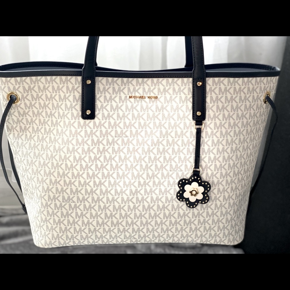 ⭐️CLOSET CLEANOUT!⭐️ Unique Michael Kors Tote!